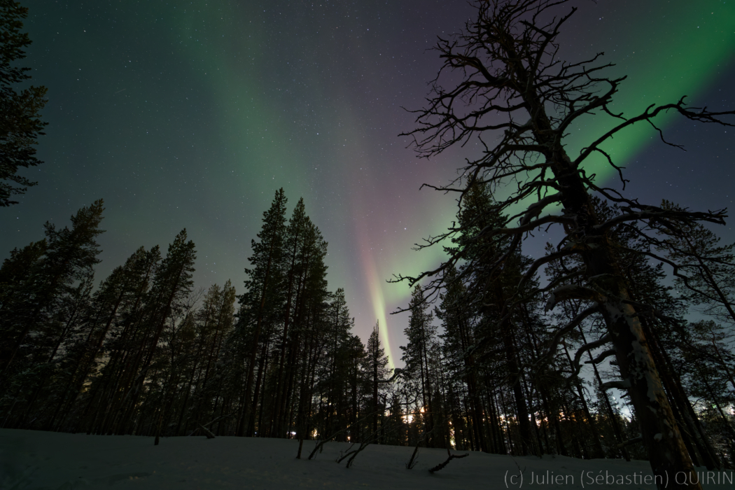 Faisceau auroral lumineux en Finlande